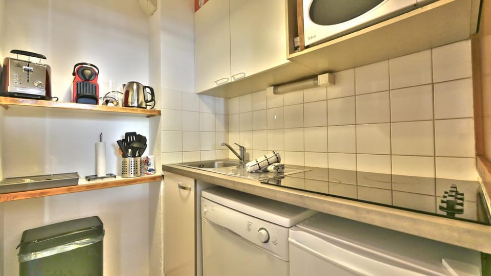 Kitchen or kitchenette, dishwasher, stove, toaster