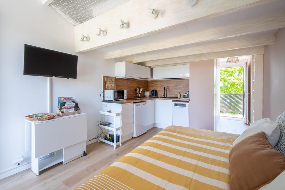 Bed, TV and multimedia, Coffee/tea facilities, Parking, internet, stove