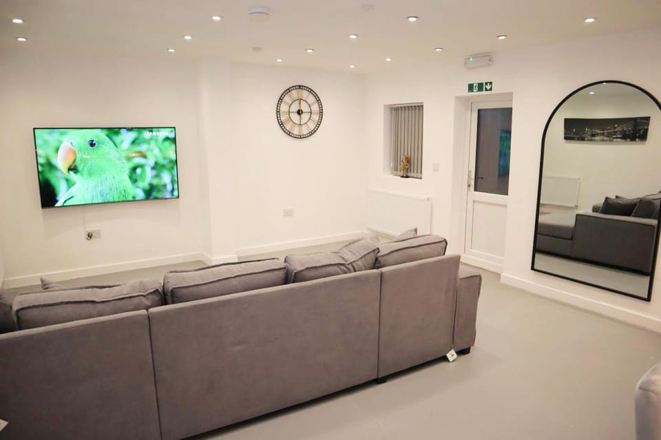 Communal lounge/ TV room, TV and multimedia, Living room, Seating area