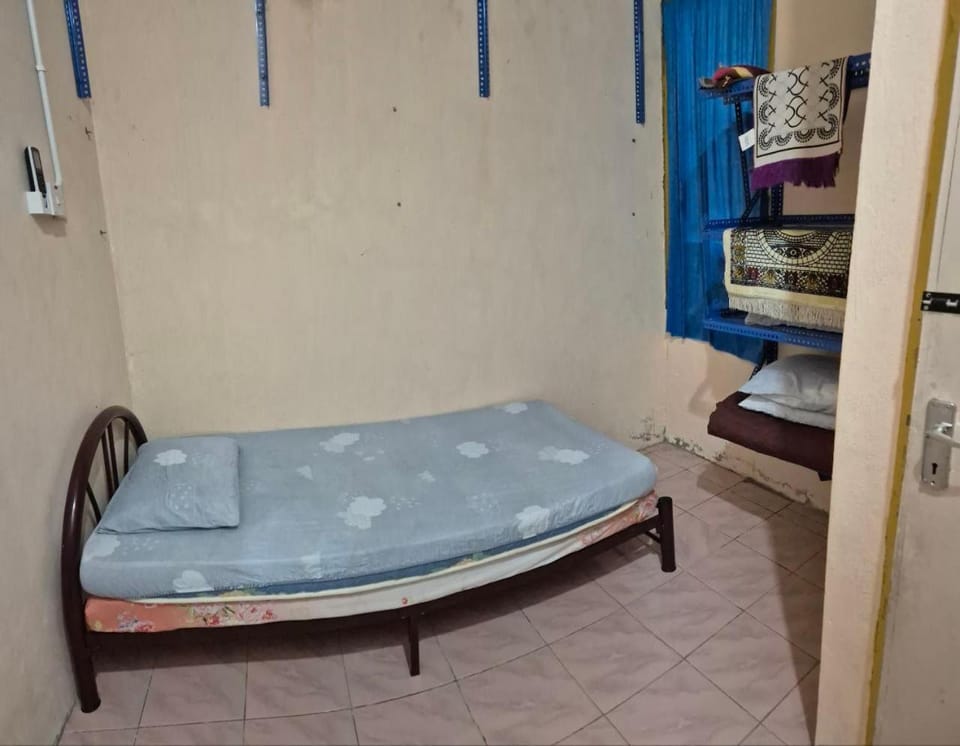 Bed, group of guests, air conditioner