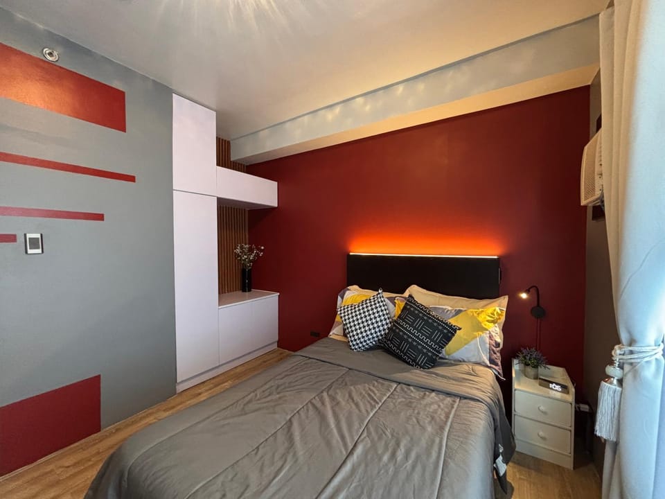 Photo of the whole room, Bedroom