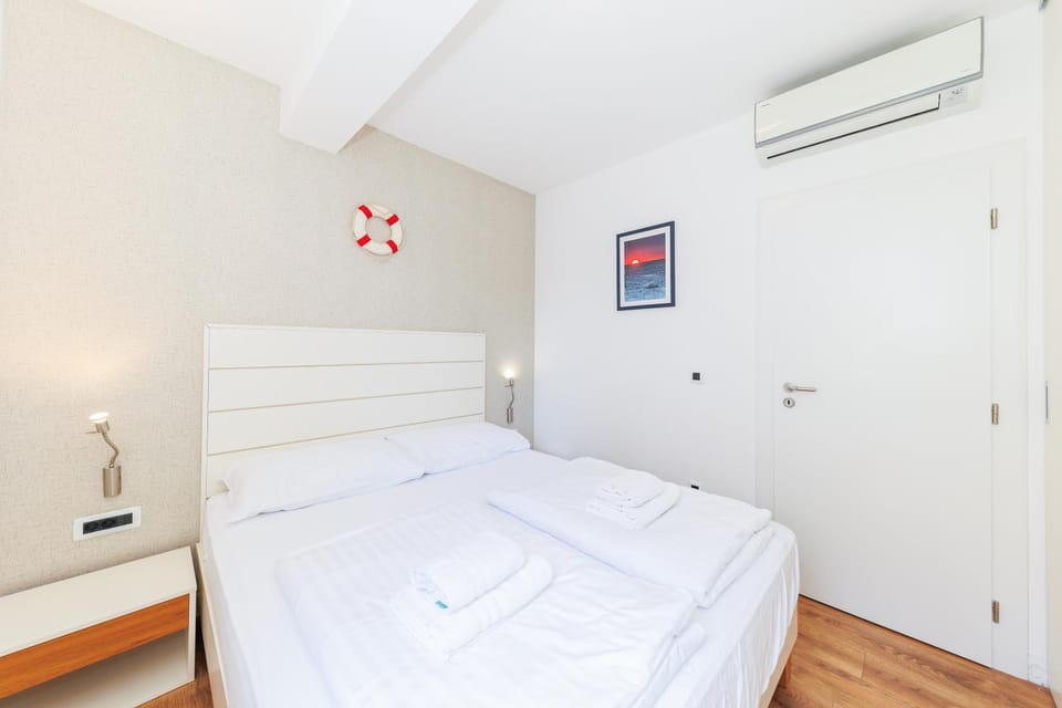 Photo of the whole room, Bedroom, air conditioner