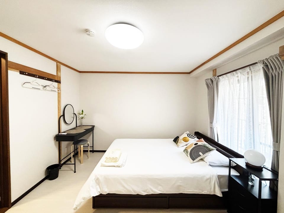 Photo of the whole room, Bedroom, air conditioner