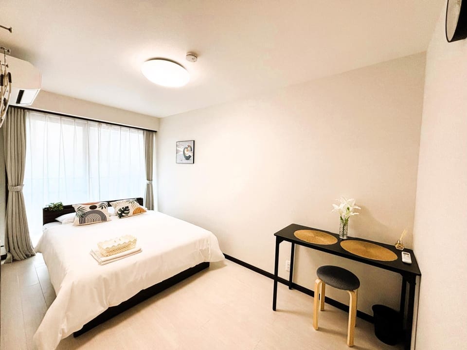 Photo of the whole room, Bedroom