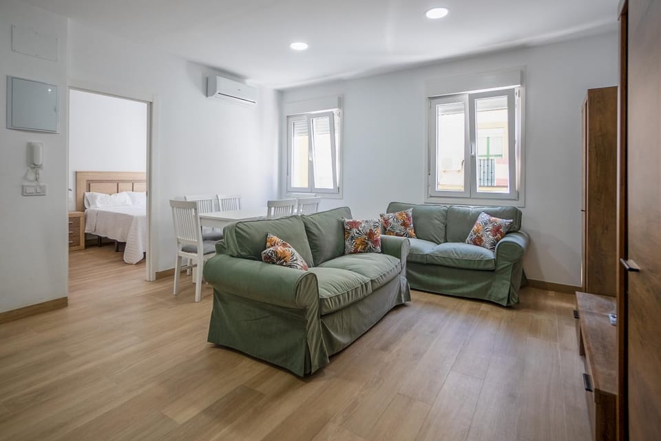 TV and multimedia, Living room, Seating area, Bedroom