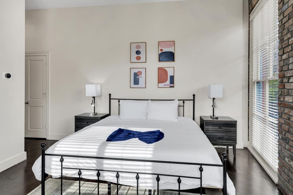 Brick & beam retreat near top NOLA attractions Apartment in Warehouse District