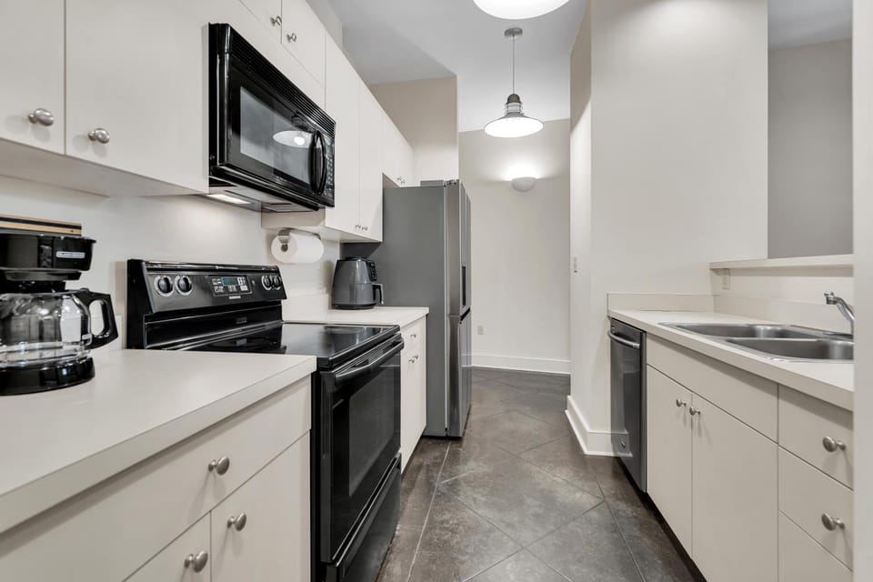 Brick & beam retreat near top NOLA attractions Apartment in Warehouse District