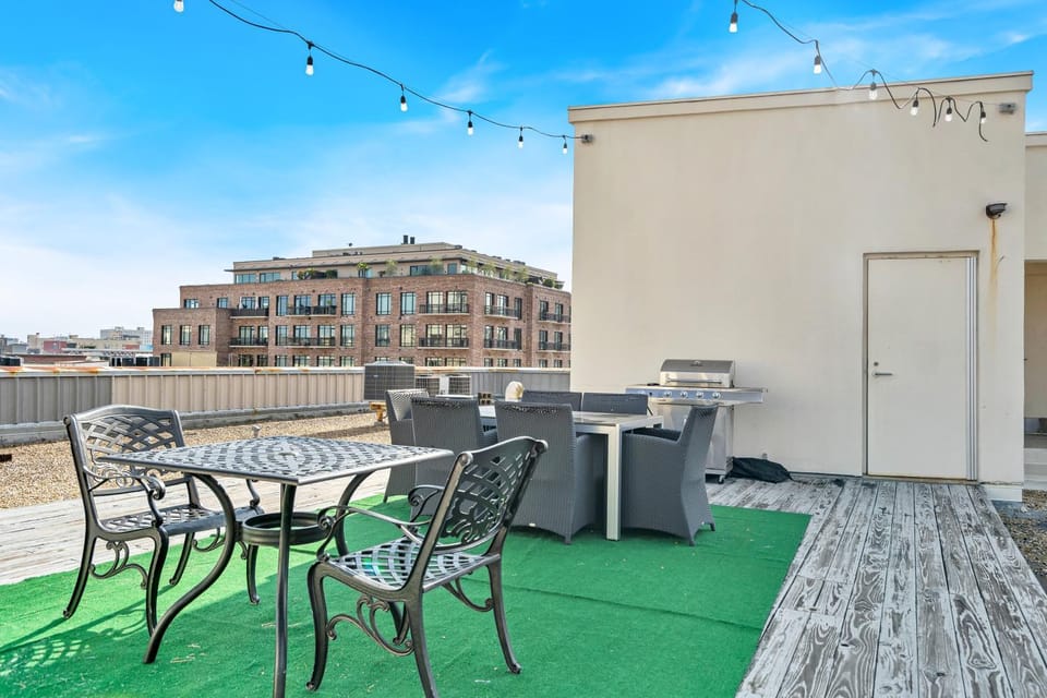 Brick & beam retreat near top NOLA attractions Apartment in Warehouse District