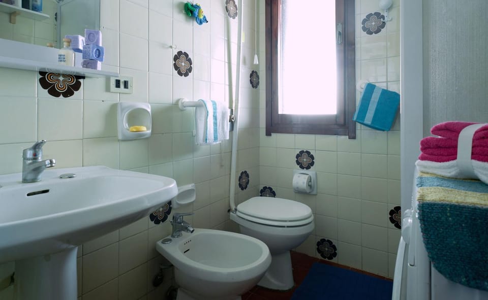 Shower, Toilet, Bathroom, bidet, towels