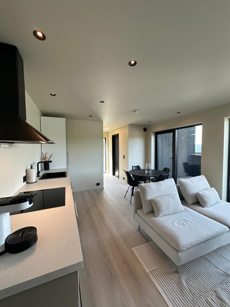 TV and multimedia, Kitchen or kitchenette, Living room, Seating area, Dining area