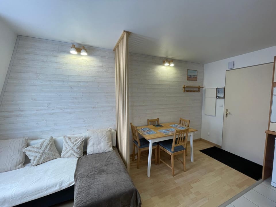 Kitchen or kitchenette, Living room, Seating area, Dining area