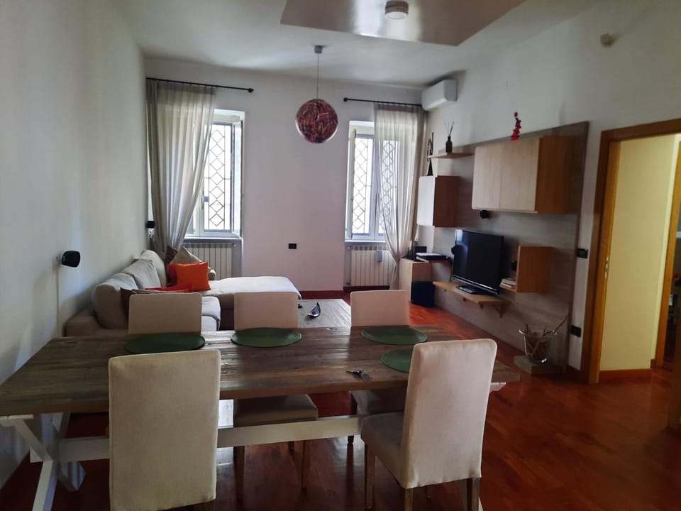 TV and multimedia, Living room, Seating area, Dining area, air conditioner