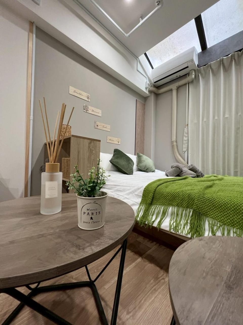 Bed, Living room, Photo of the whole room, Seating area, Bedroom, towels, air conditioner