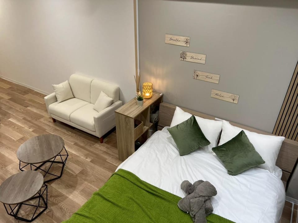Bed, Living room, Photo of the whole room, Seating area, Bedroom, towels