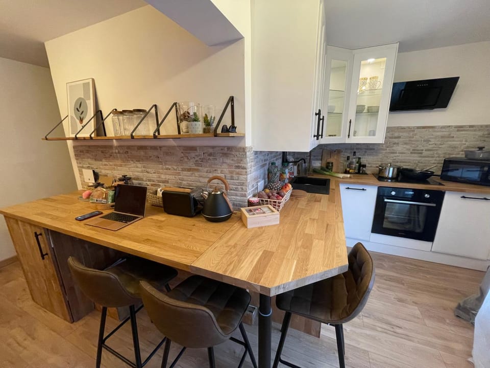 Kitchen or kitchenette, Dining area, dishwasher, oven, stove
