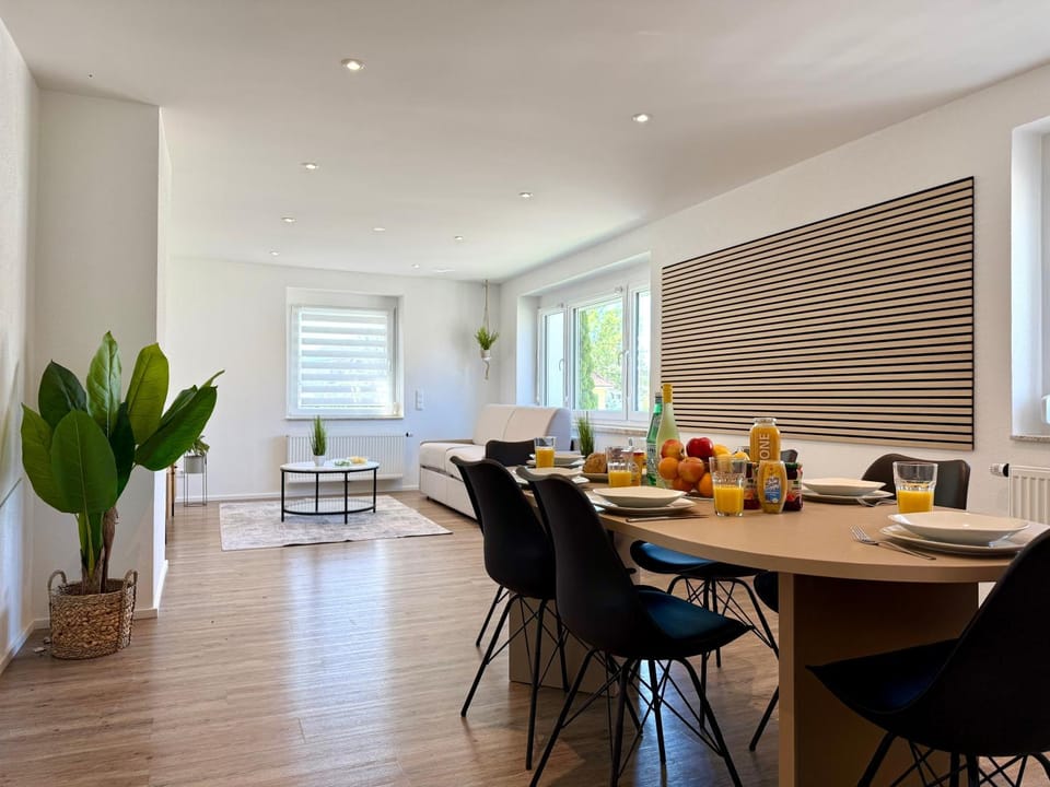 Living room, Food and drinks, Seating area, Dining area, Food