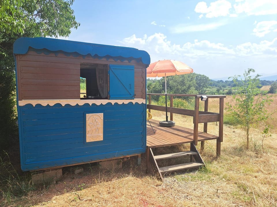 Tiny House Roulotte pleine campagne dans ferme biologique Campground/ 
RV Resort in Occitanie