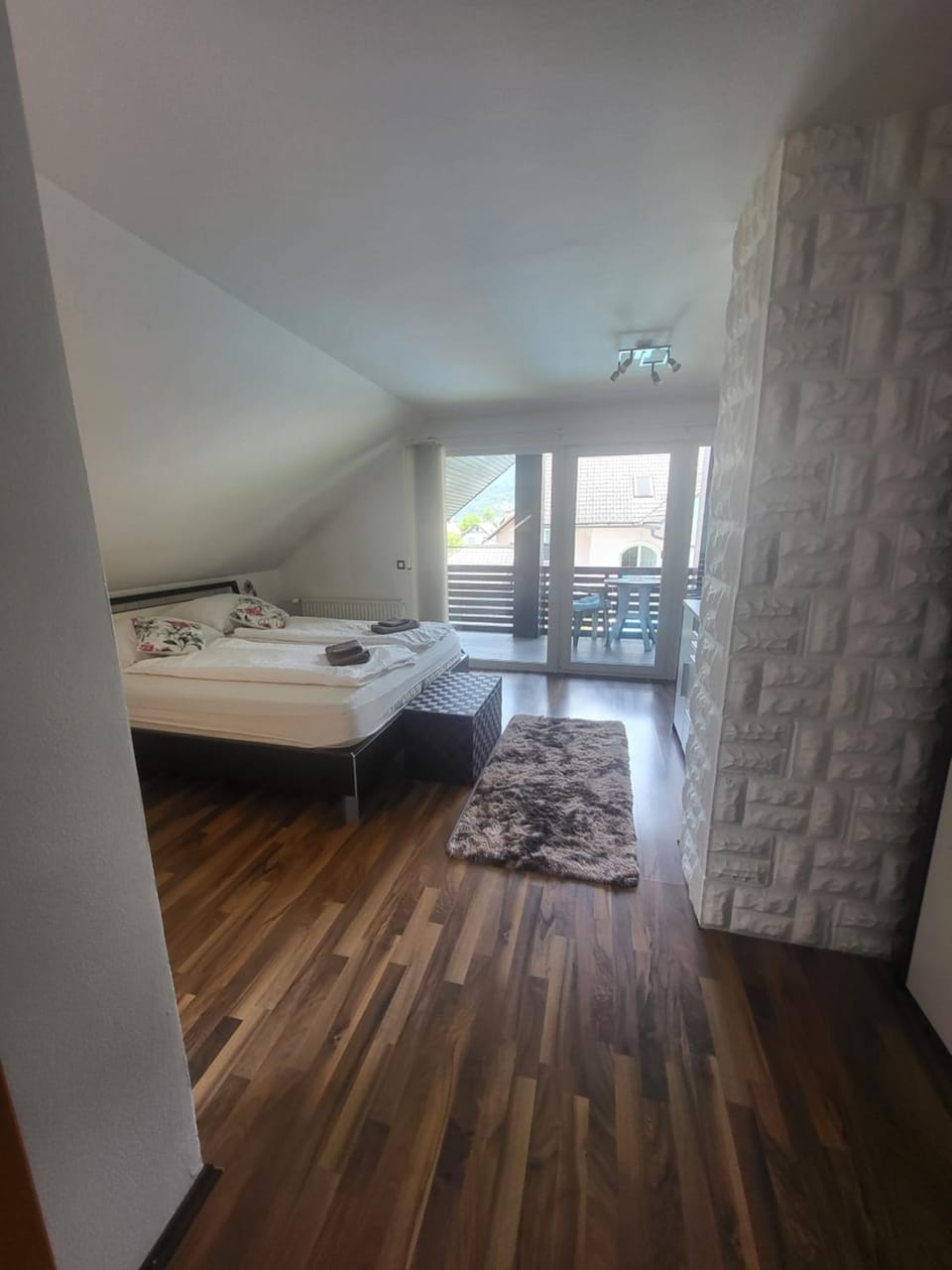 Photo of the whole room, Bedroom