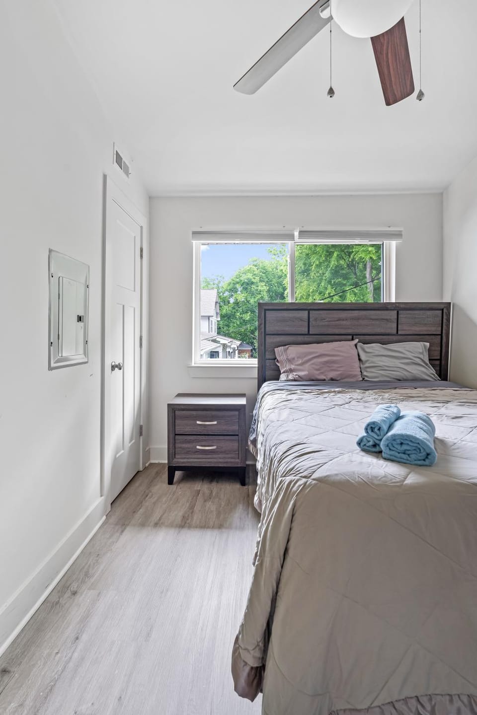 Bed, Bedroom, towels
