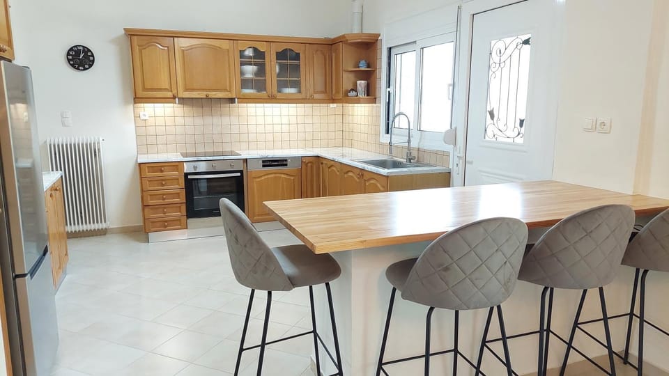Kitchen or kitchenette, Seating area, Dining area, dishwasher, stove