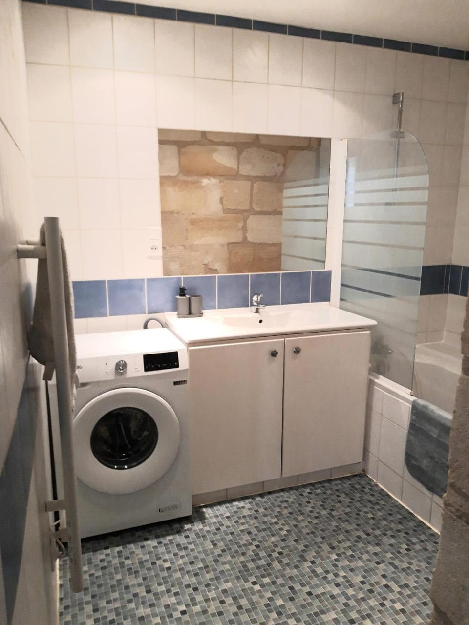 Bathroom, washing machine