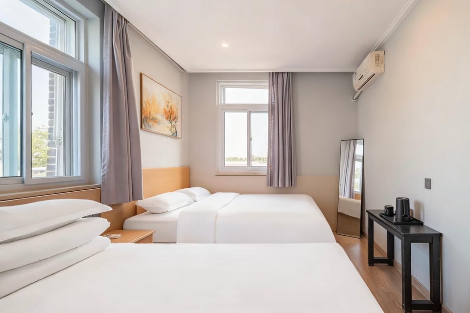 Beijing Liangcang Hotel Nearby Tiananmen Square the Forbidden City and Temple of HeavenFree registration service for Tiananmen Hotel in Beijing