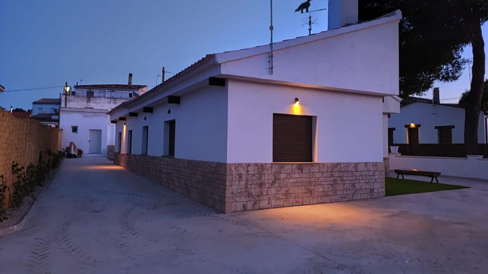 Off site, Night, Parking