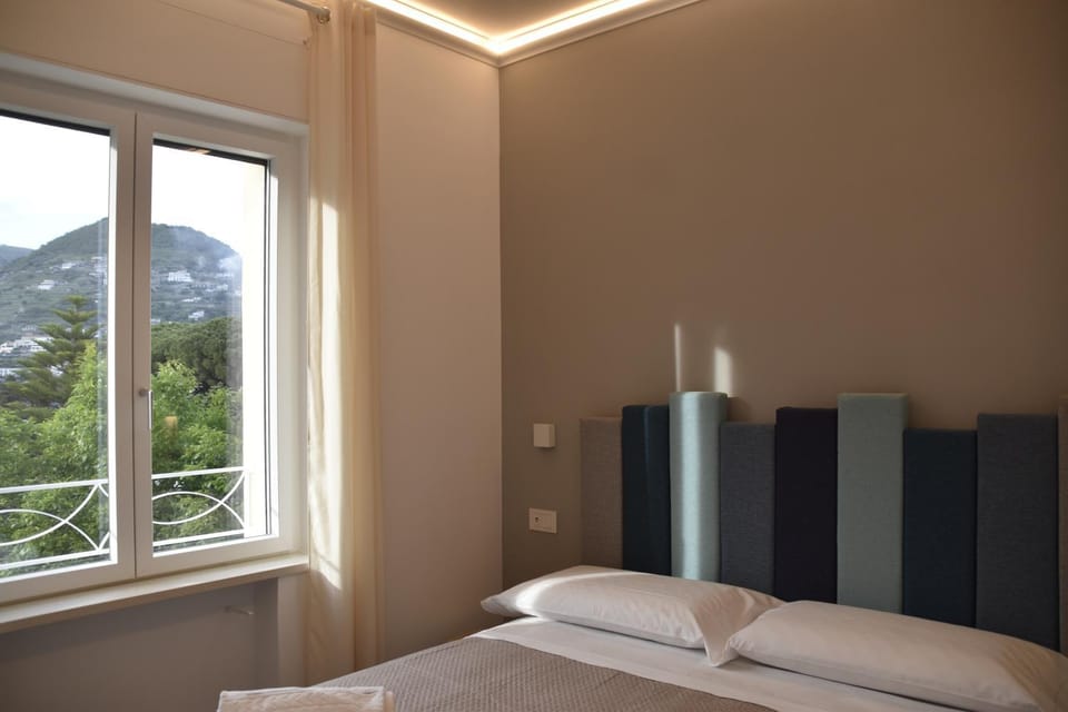 Bed, Natural landscape, Photo of the whole room, Bedroom, Mountain view