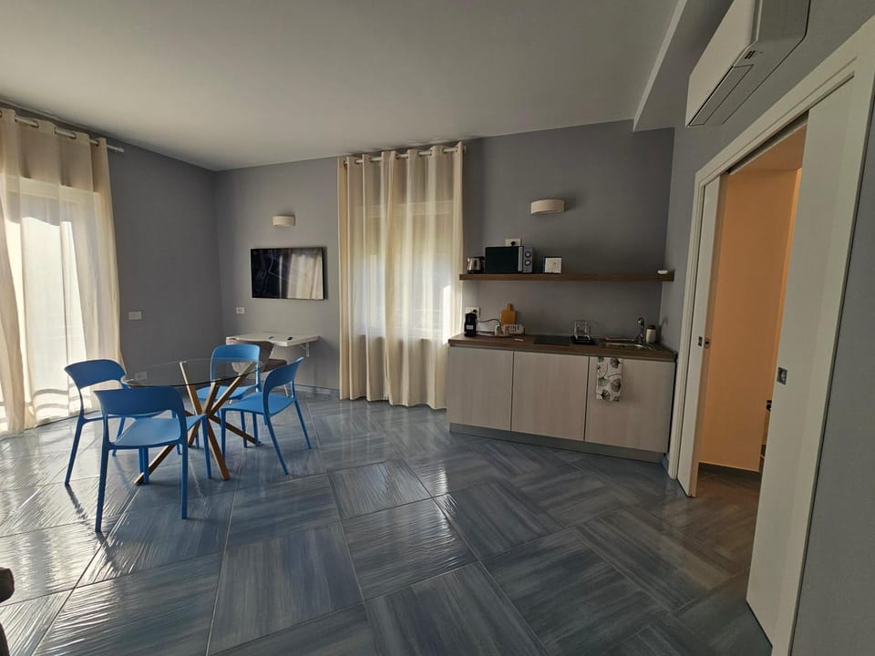 Kitchen or kitchenette, Living room, Seating area, Dining area, minibar, stove