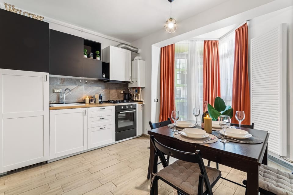 Kitchen or kitchenette, Dining area, oven, stove