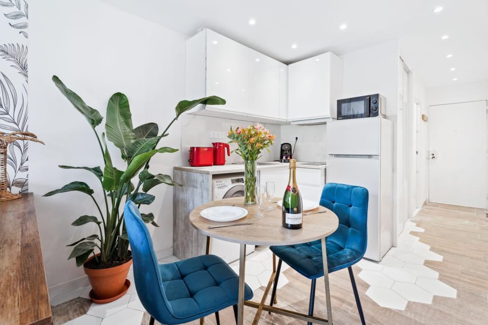 Kitchen or kitchenette, Living room, Seating area, stove