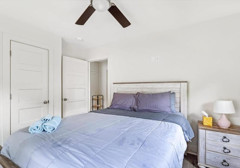 Bed, TV and multimedia, Bedroom