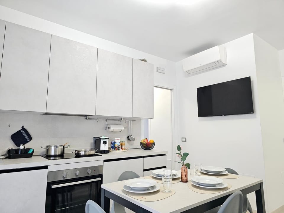 TV and multimedia, Coffee/tea facilities, Kitchen or kitchenette, Dining area, oven, stove
