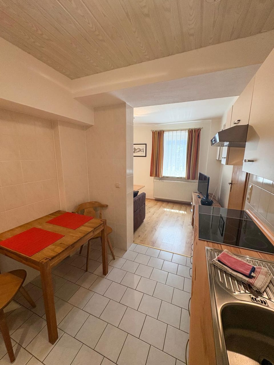 Kitchen or kitchenette, Dining area, stove