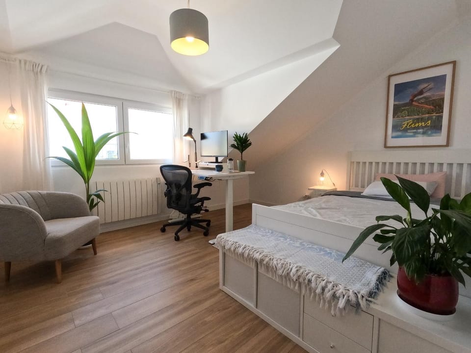 Photo of the whole room, Bedroom