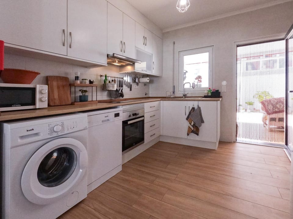 Kitchen or kitchenette, dishwasher, oven, washing machine