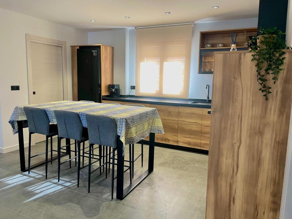 Dining area, kitchen