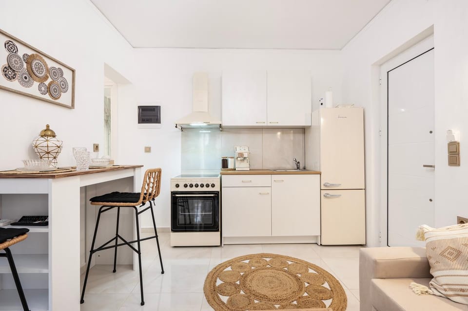 Kitchen or kitchenette, Dining area, oven, stove