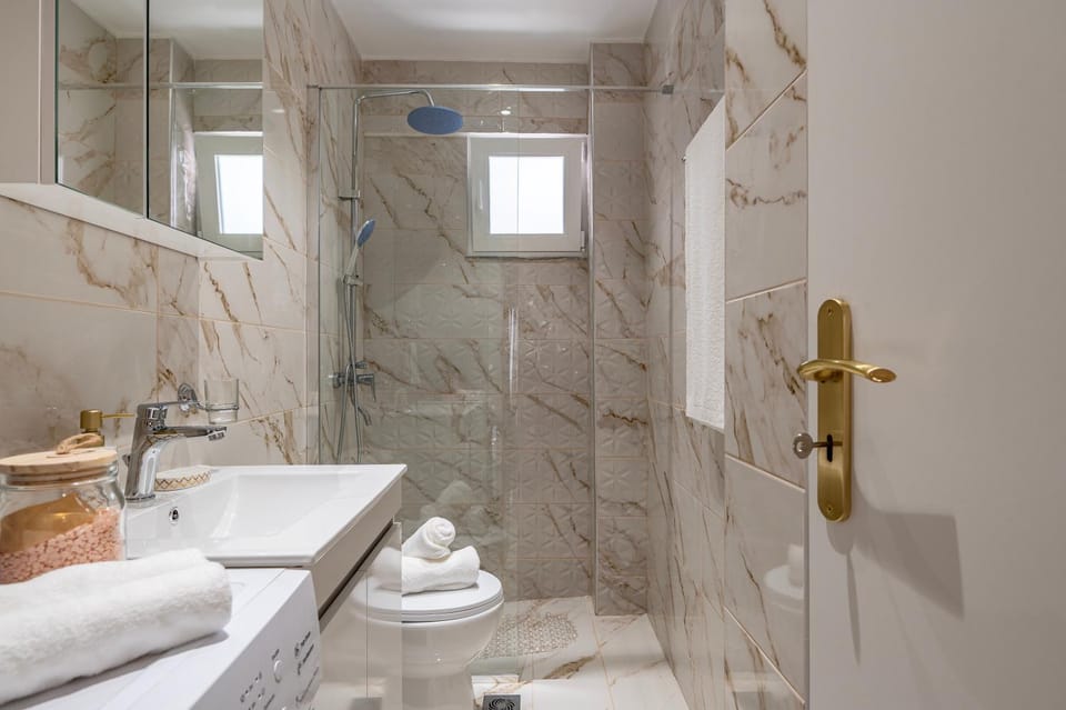 Shower, Toilet, Bathroom, towels