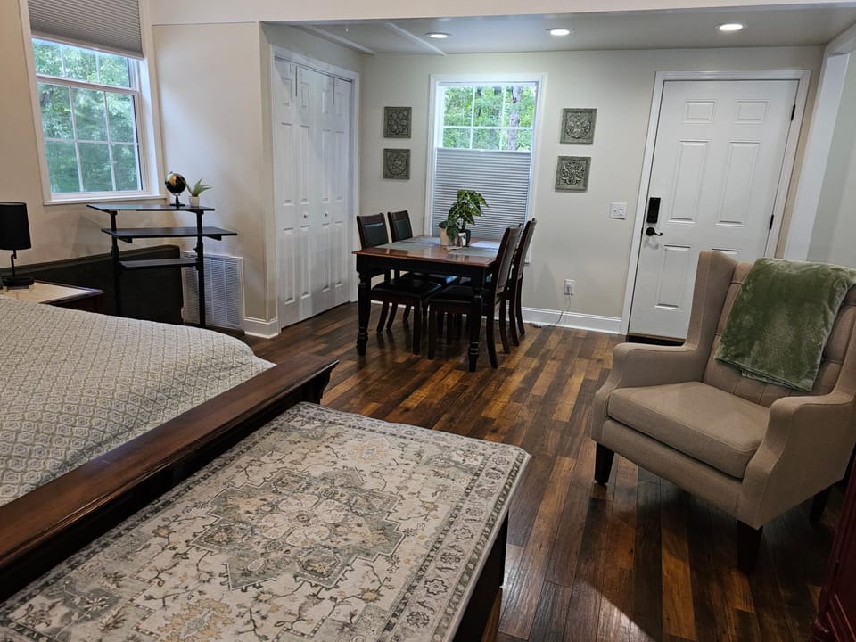 Communal lounge/ TV room, TV and multimedia, Living room, Seating area, Dining area, Bedroom, air conditioner, air conditioner