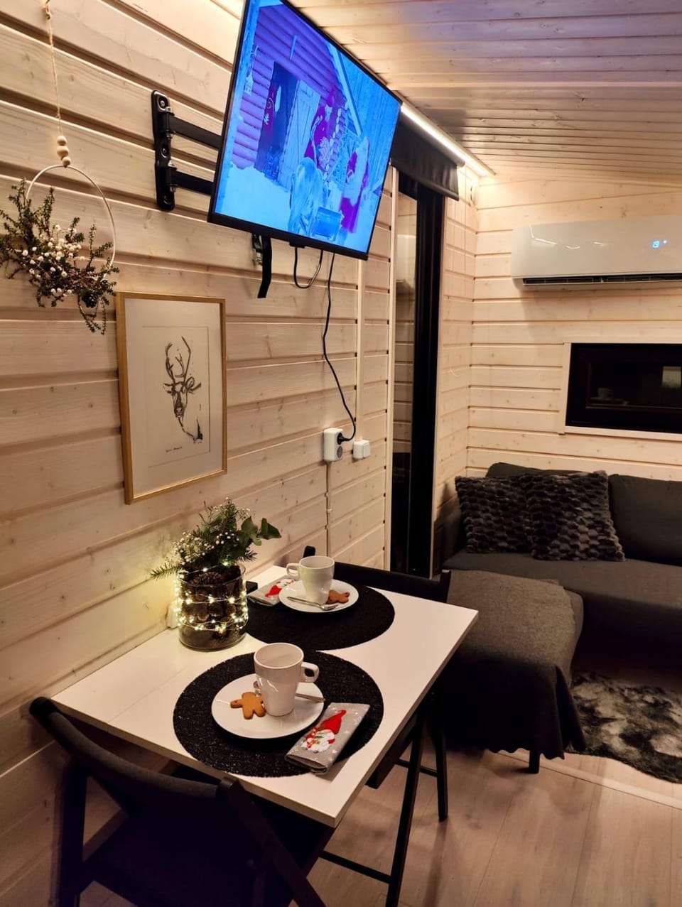 TV and multimedia, Coffee/tea facilities, Living room, Food and drinks, Seating area, Dining area, Food