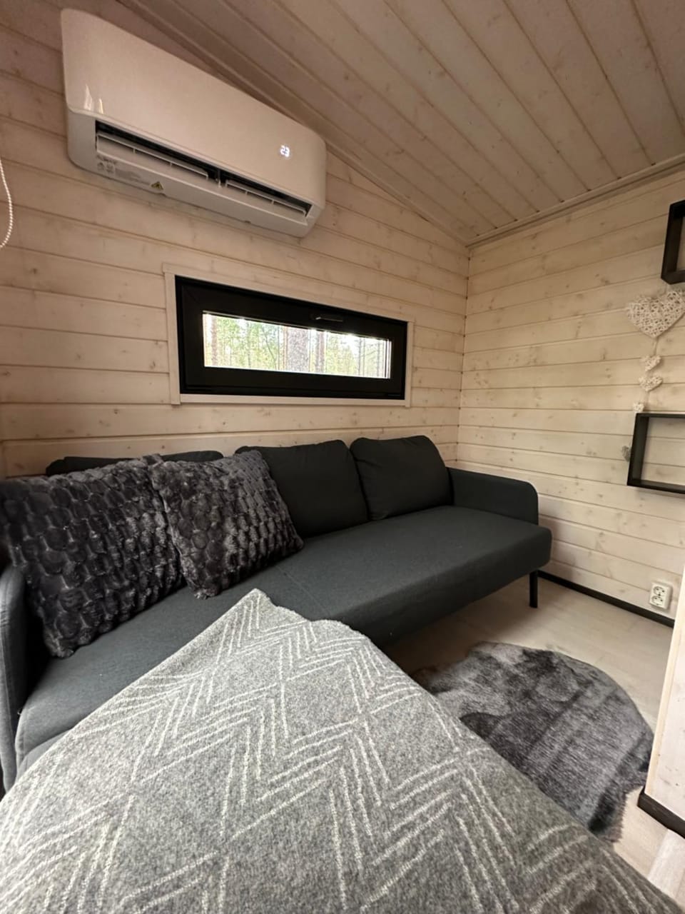 Bed, TV and multimedia, Living room, Photo of the whole room, Seating area, Bedroom, air conditioner