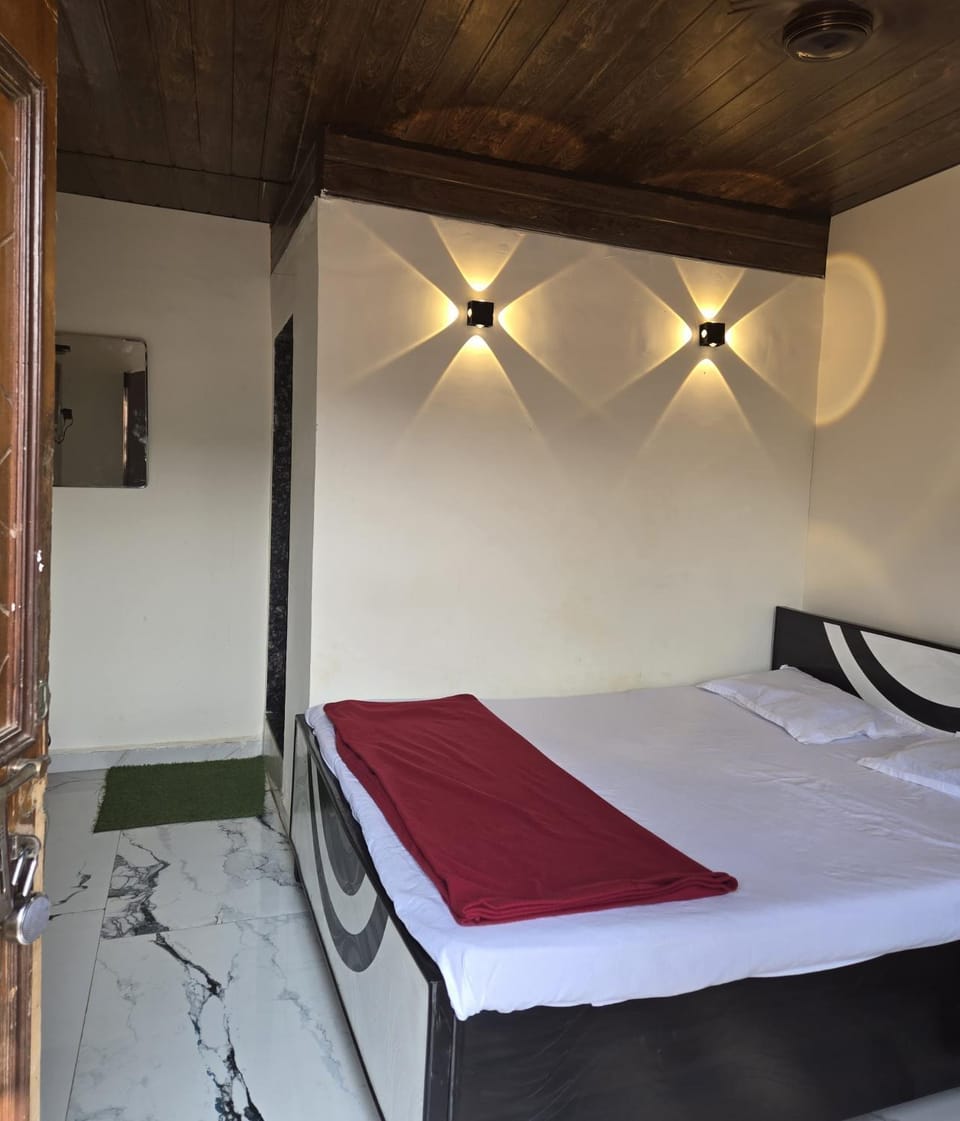 Lake View Farmhouse Fish On Dish Restaurant Hotel in Maharashtra