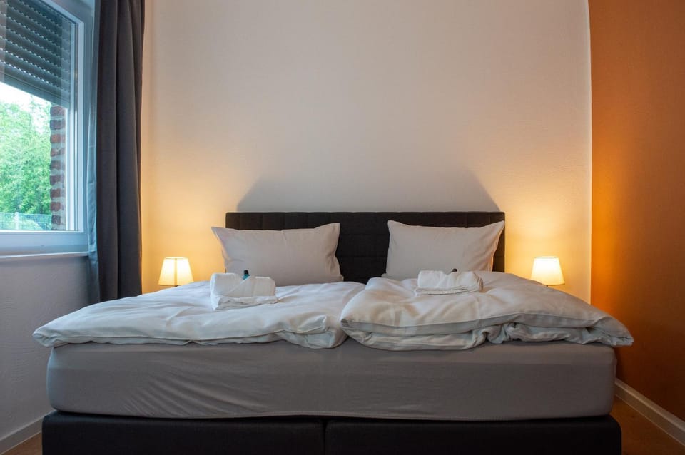 Bed, Photo of the whole room, Bedroom, towels