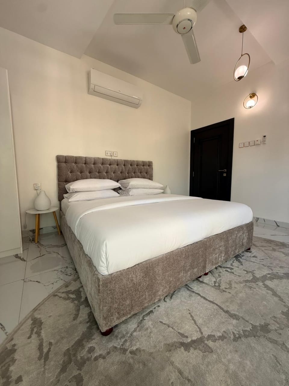 Photo of the whole room, Bedroom, air conditioner