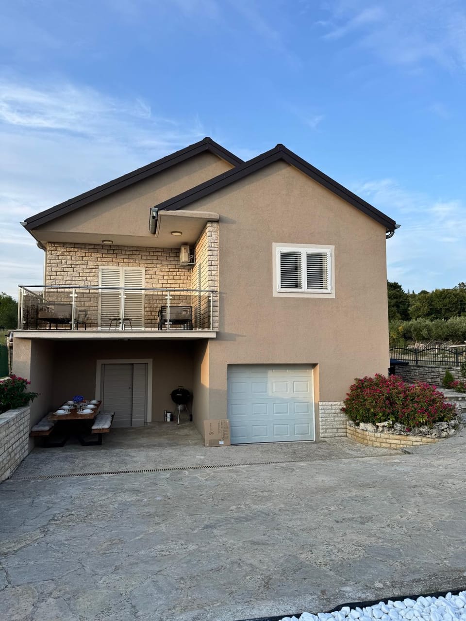 Property building, Day, Balcony/Terrace