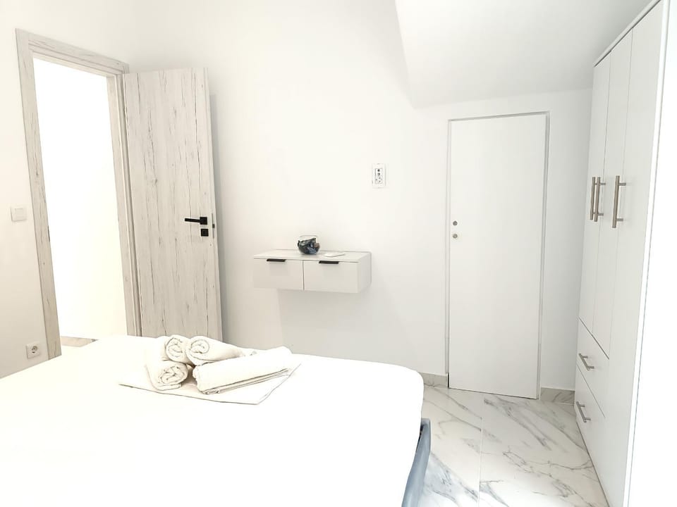 Bed, Bedroom, towels, wardrobe
