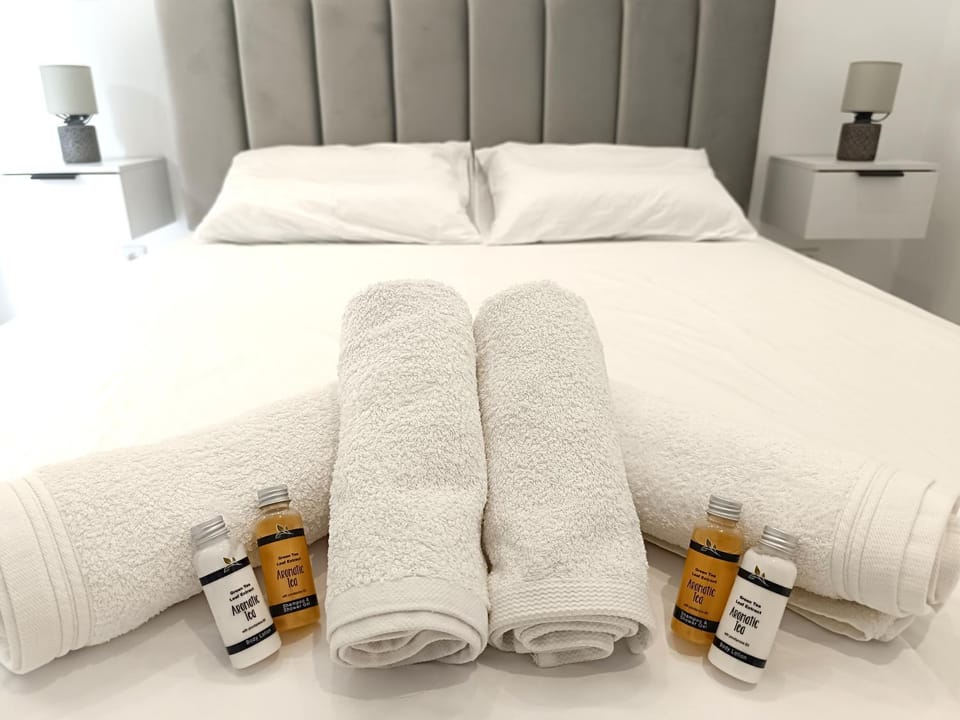 Bed, Bedroom, towels