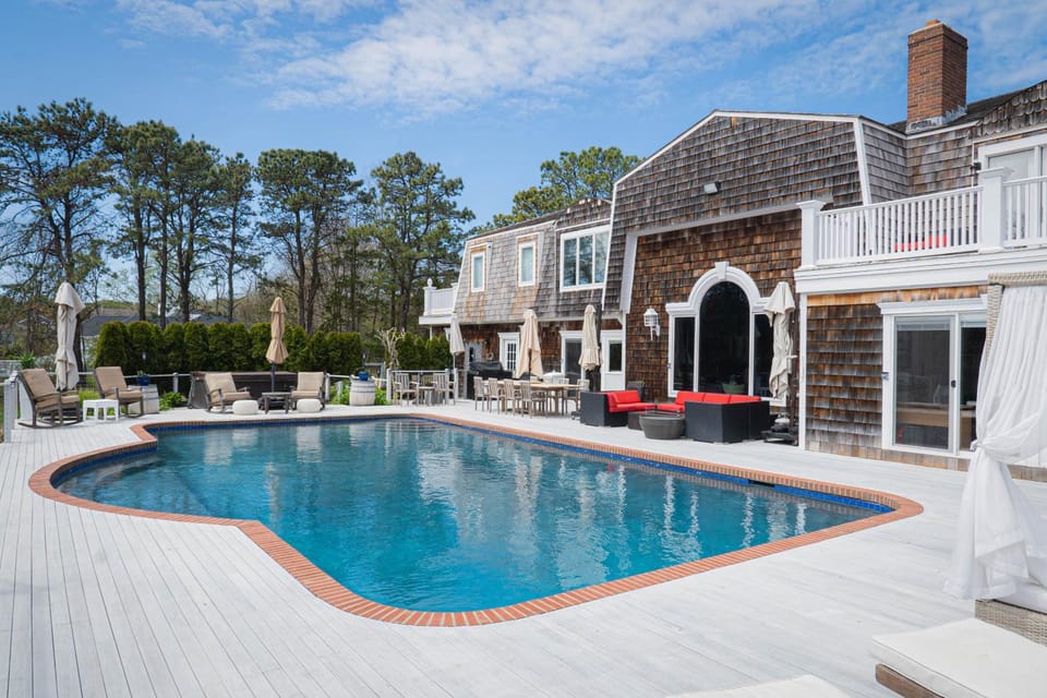 Property building, Balcony/Terrace, Pool view, Swimming pool, sunbed