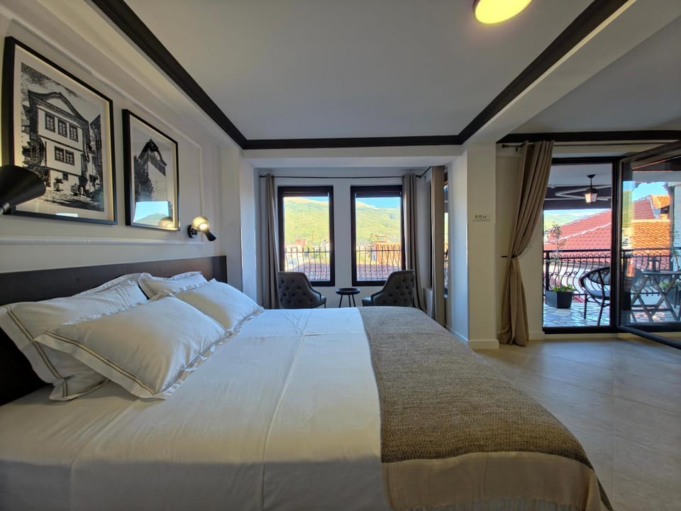 Bed, View (from property/room), Balcony/Terrace, Bedroom, City view, Landmark view, Mountain view